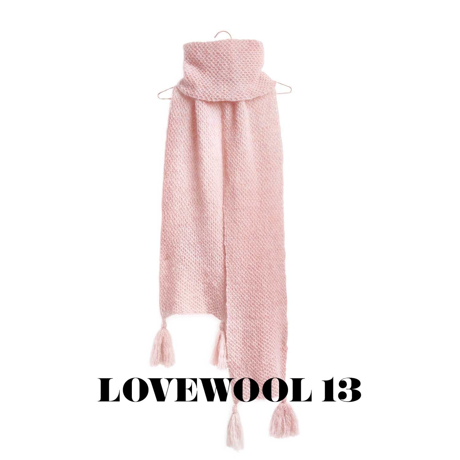 Fashion Skinny Alpaca aran: Ein langer, rosa Schal mit Quasten, ideal für stilvolle Wintermode.