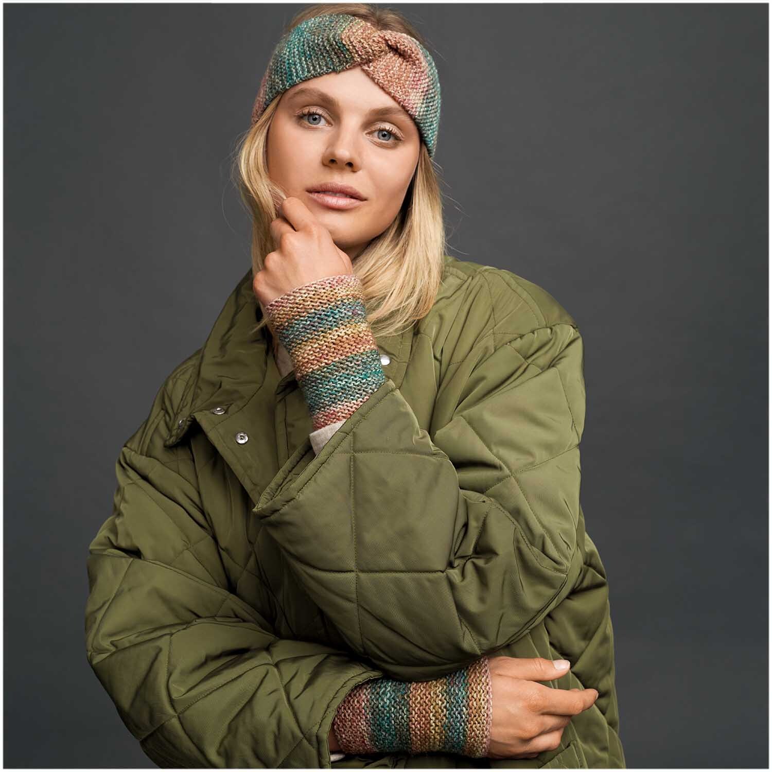 Superba Easy 8 8fädig: Frau in olivgrüner Jacke mit farbigem Stirnband und passenden Armstulpen von Rico Design.