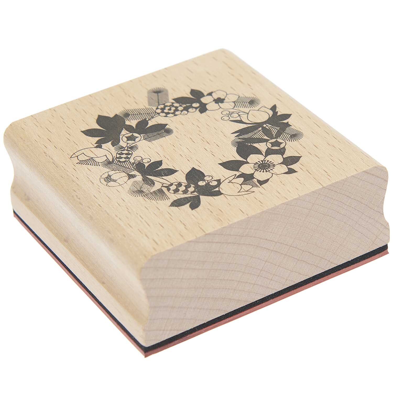 Paper Poetry Stempel Kranz 7x7cm aus Holz mit floralem Kranzmotiv, ideal für kreative Bastelprojekte. Marke: Rico Design.