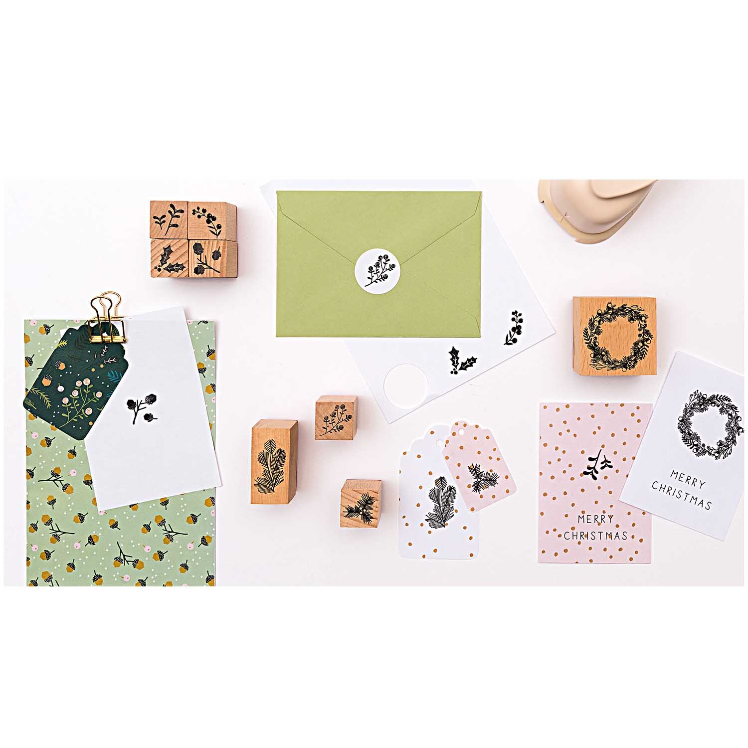 Paper Poetry Stempelset Classical Christmas mit Stempelkissen, zeigt weihnachtliche Motive auf Karten und Umschlägen.