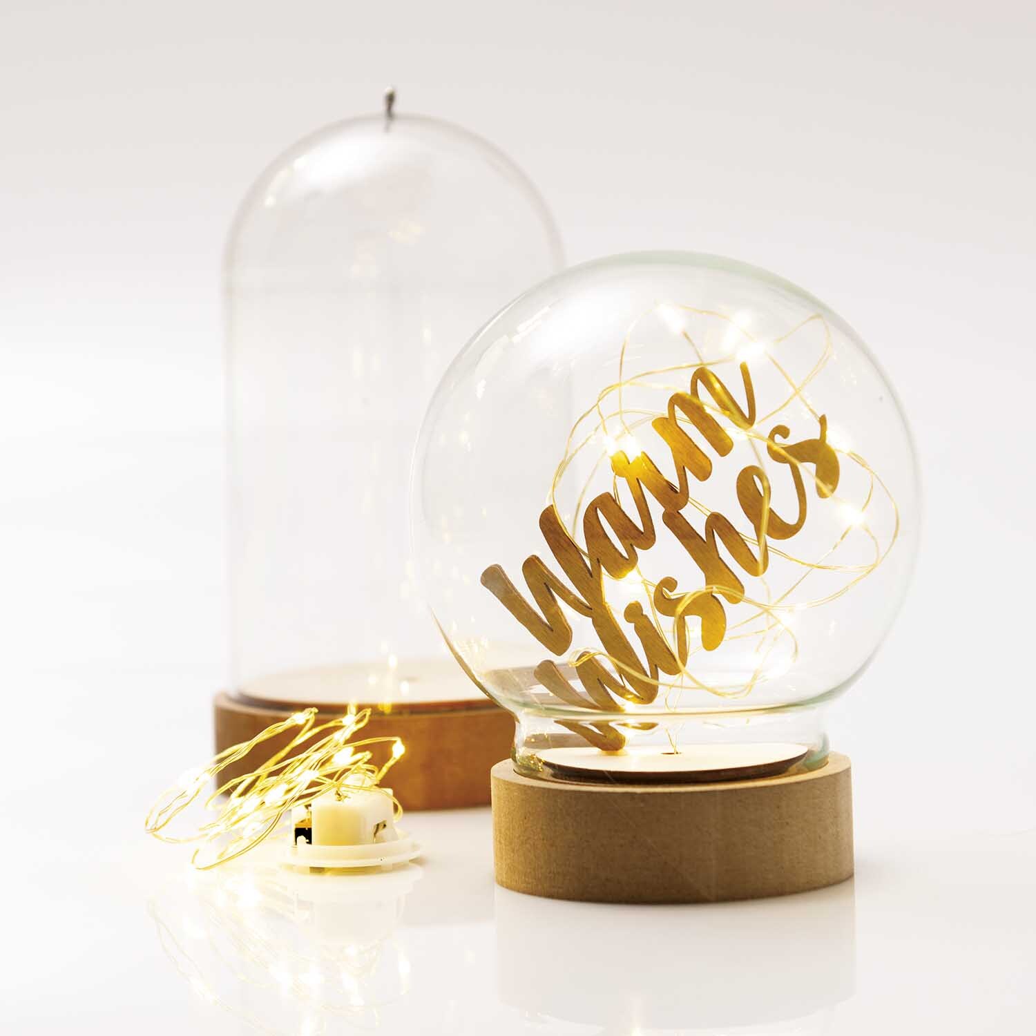 Holzdeko-Set Pilze für XL-Dekohaube von Rico Design, 6-teilig. Glashauben mit Lichterketten und Schriftzug "Warm Wishes".