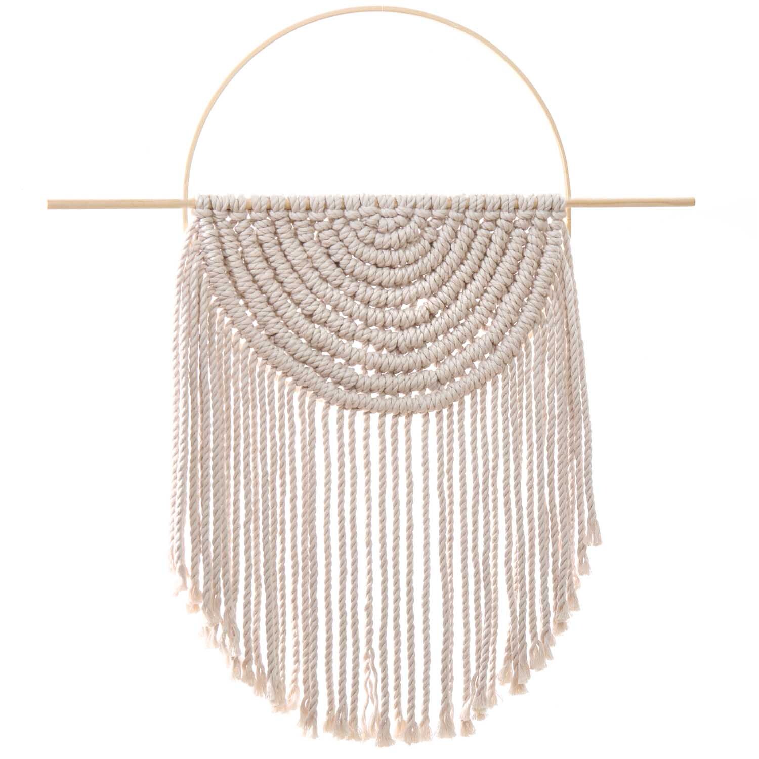 Makramee Set runder Wandbehang I aus Rico Macrame: Eleganter, beiger Wandbehang mit Halbkreis-Design und Fransen, ideal für moderne Wohnräume.