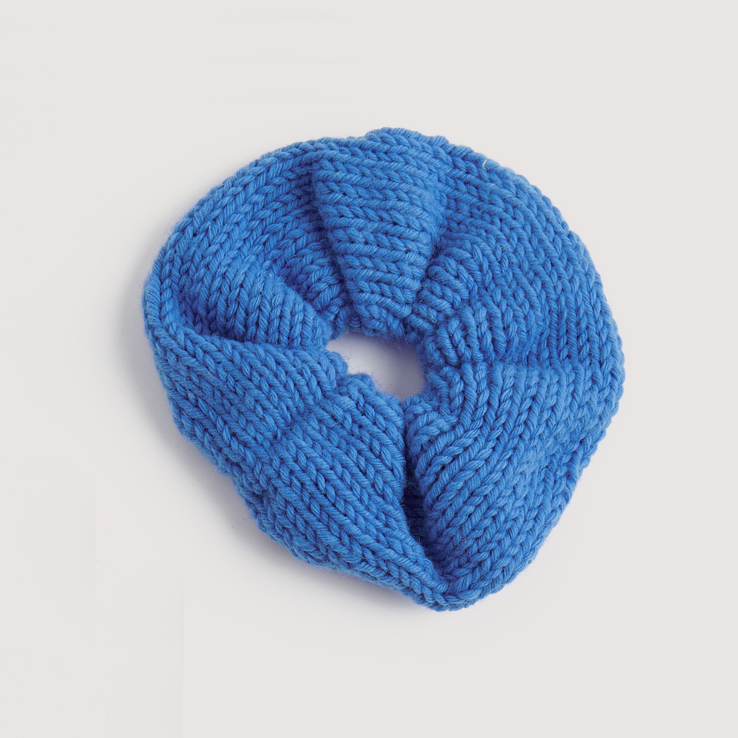 Vegan Cashmere Special: Blaues Strickset Scrunchie aus weichem Garn von Rico Design auf hellem Hintergrund.