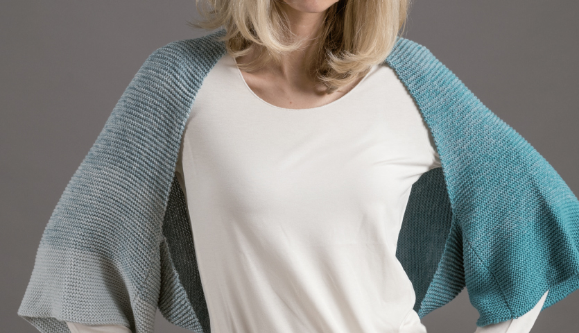 Strickanleitung Ärmelschal: Ein eleganter, gestrickter Ärmelschal in sanften Tönen, ideal für kühle Tage. Perfekt für stilvolle Wärme.