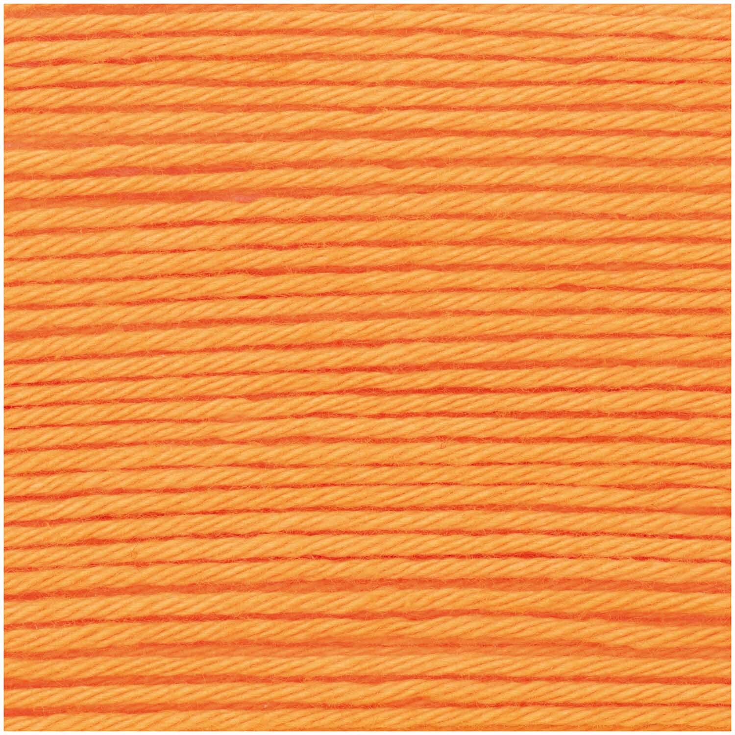 Creative Ricorumi dk Garn in Mandarine von Rico Design, 25g. Nahaufnahme der weichen, orangefarbenen Fasern. Ideal für Strickprojekte.