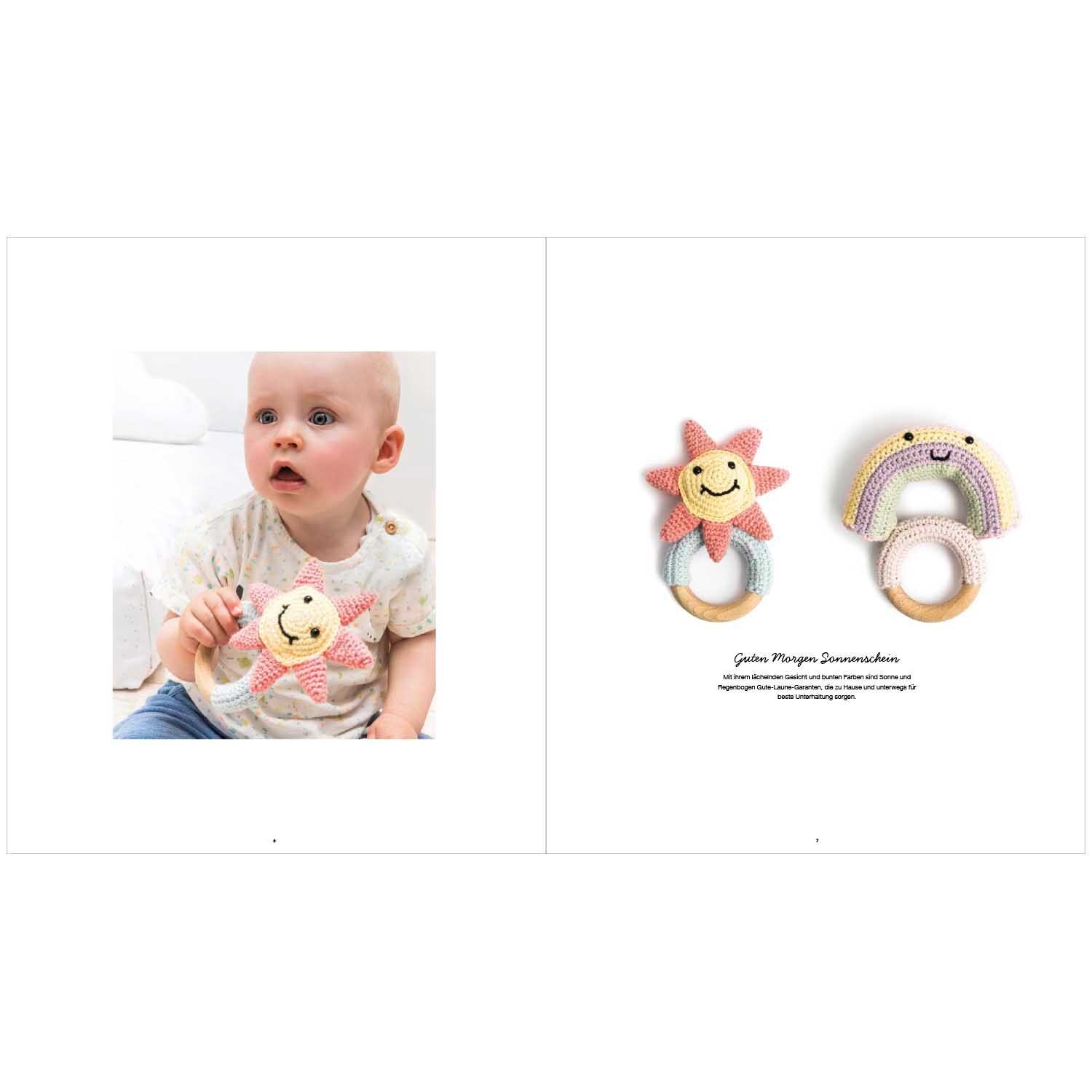 Ricorumi Baby In the Sky: Ein Baby hält ein gestricktes Spielzeug in Sternform. Daneben sind ein Regenbogen- und ein Stern-Greifling abgebildet.