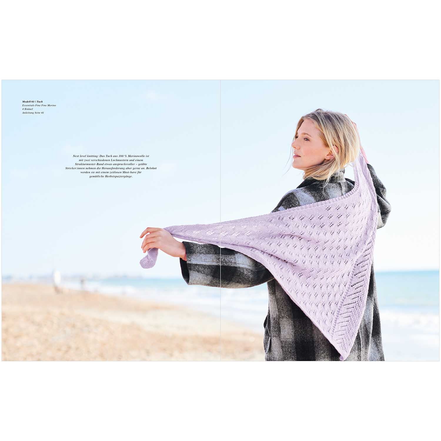 Accessoire Special: Frau am Strand mit einem lila Tuch von Rico Design, das über ihre Schultern drapiert ist.