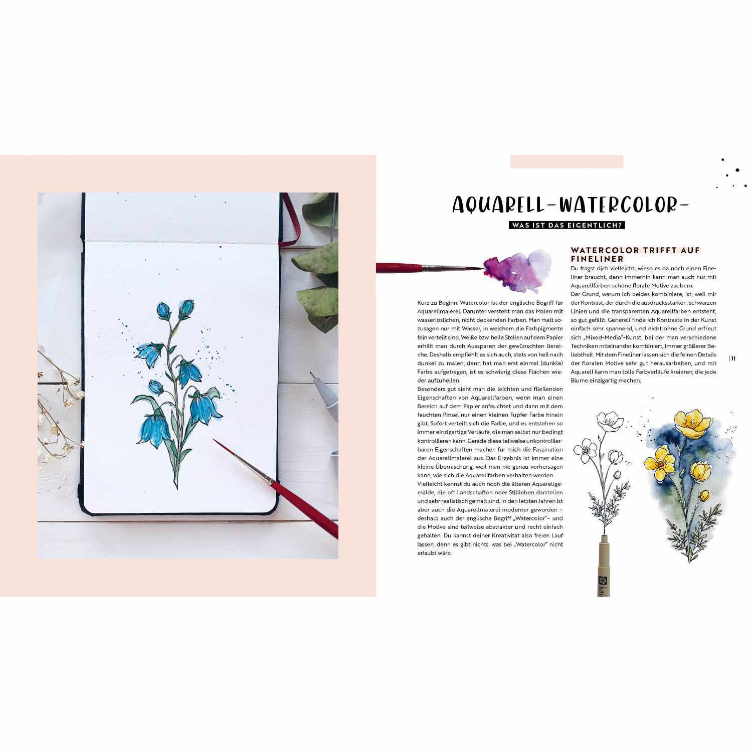Watercolor - Florale Motive aus Wiese, Wald & Garten: Aquarellzeichnung von blauen Blumen in einem Skizzenbuch, daneben ein Pinsel und Pflanzen.