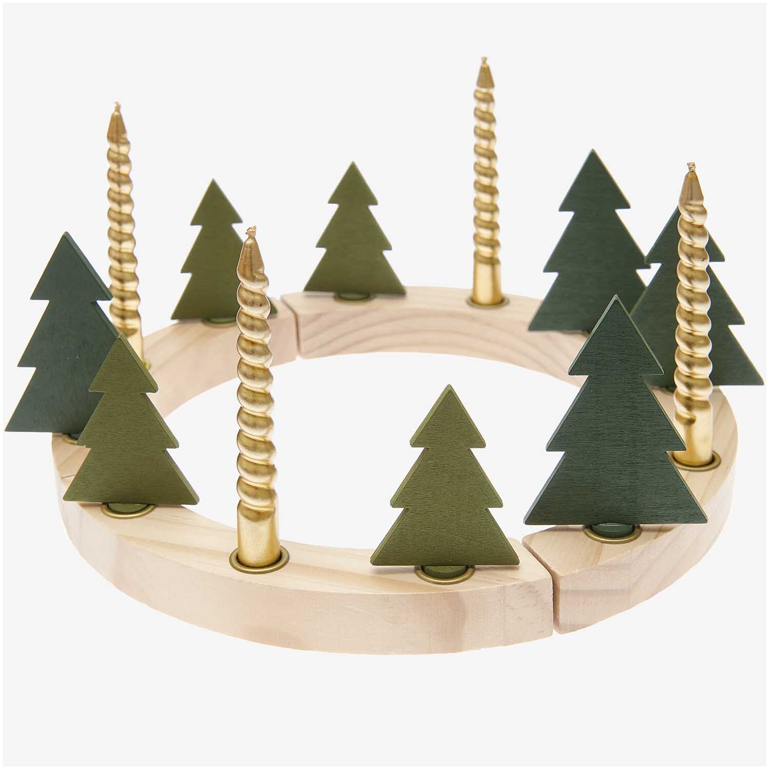 Adventskranzfiguren Tanne 8 Stück: Grüner Kranz mit goldenen Kerzenhaltern und Tannenbäumen von Rico Design.