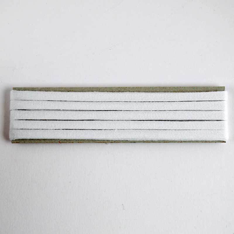 Bobbinsband weiß 5mm 5m von Gütermann auf Karton, ideal für Nähprojekte und Handarbeiten.