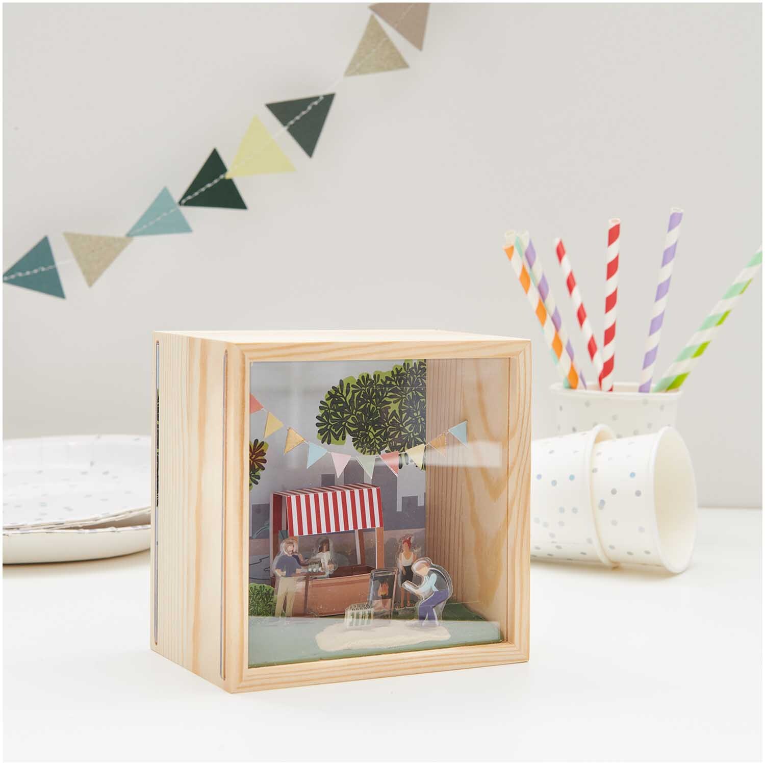 Figurico Objektkasten mit 2 Acrylscheiben zeigt eine Miniaturmarktszene in einem Holzkasten.
