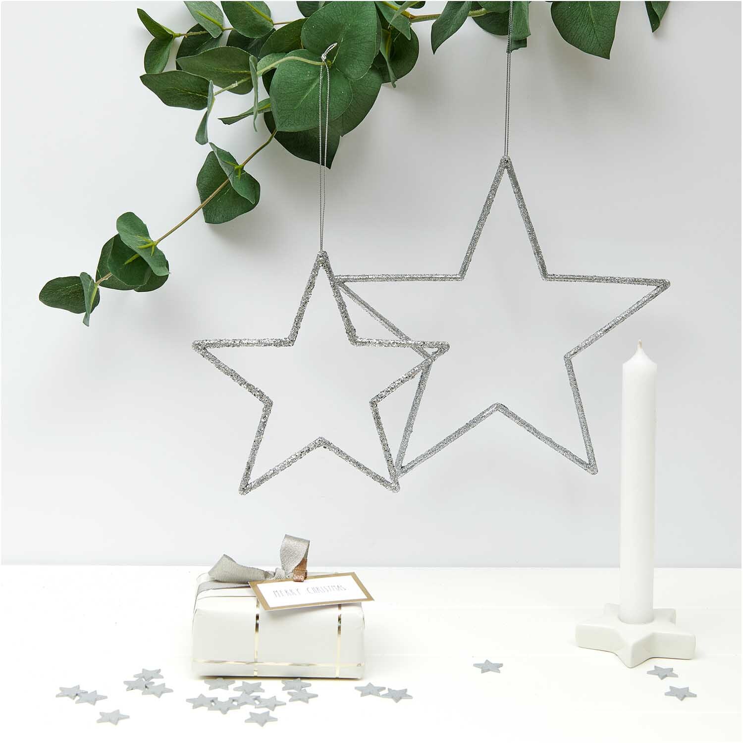 Holzstreu Stern 20x19mm von Rico Design in Silber, dekoriert mit Eukalyptus und Kerze.