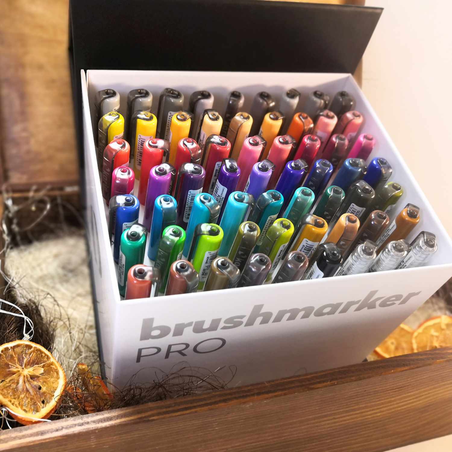 Brushmarker PRO Mega Box mit 60 lebendigen Farben und 3 Blendern in einer eleganten weißen Box. Ideal für kreative Projekte.