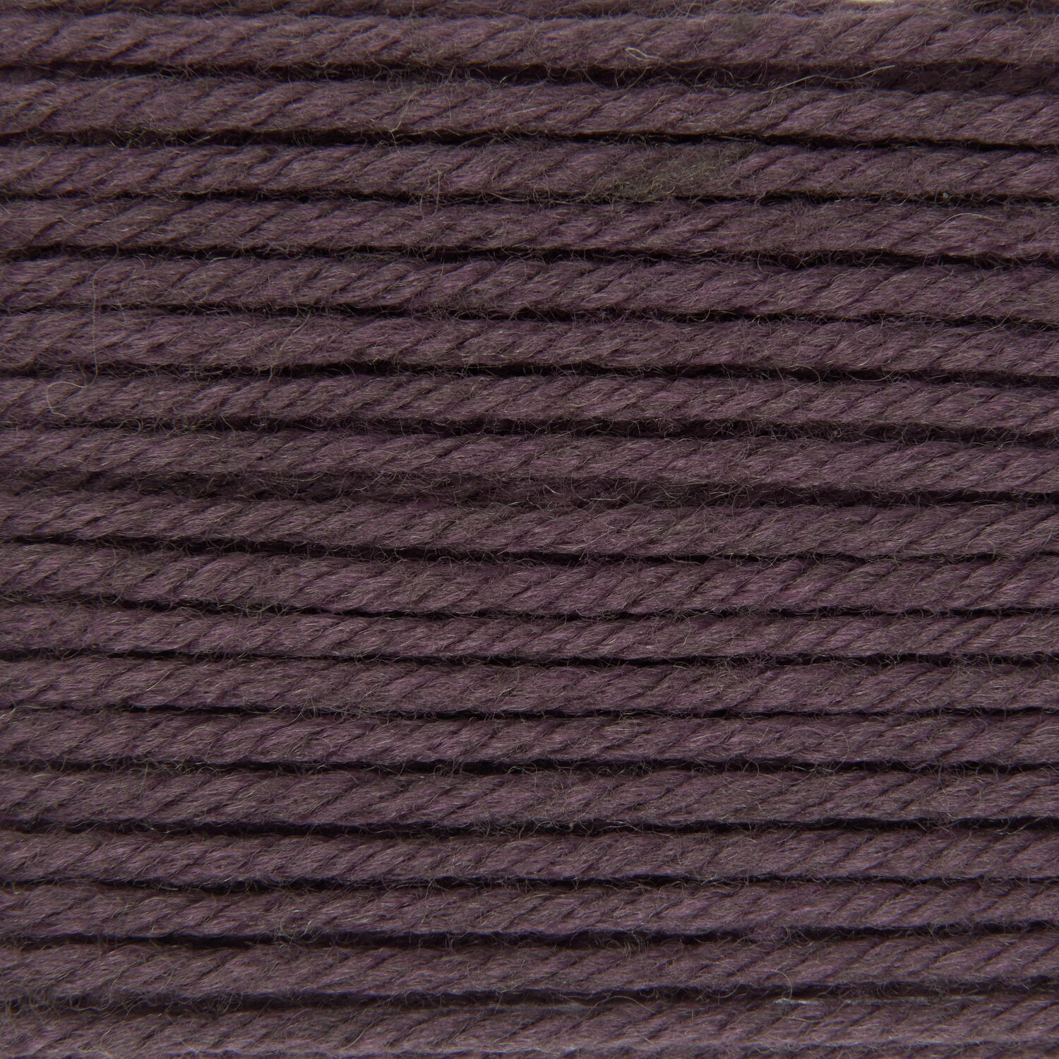 Essentials Mega Wool chunky, Rico Design, 100g 115m, Nahaufnahme eines dicken, weich verzwirnten Strickgarns in dunklem Pflaumeton