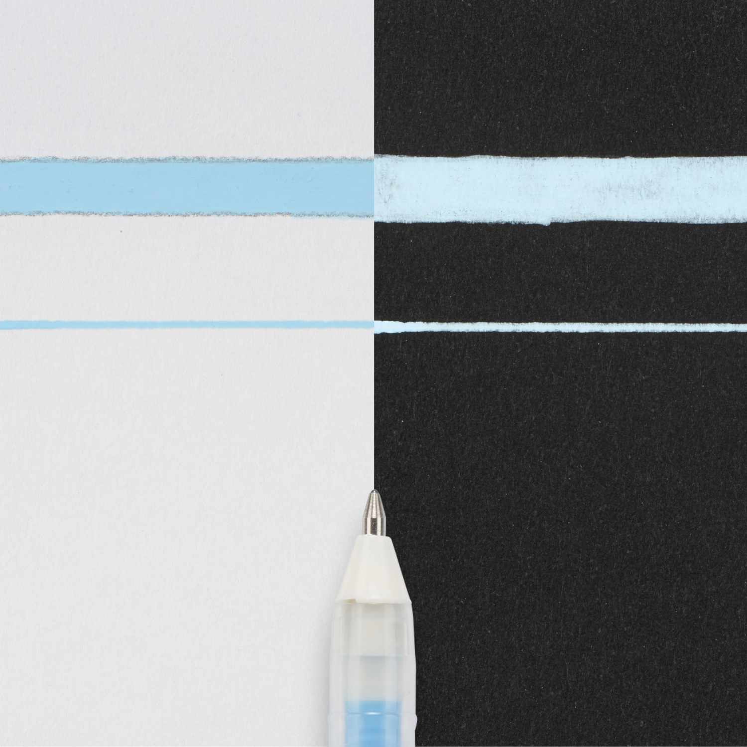 Gelly Roll Soufflé Gelstift Deco-Roller zeichnet blaue Linien auf schwarzem und weißem Papier.