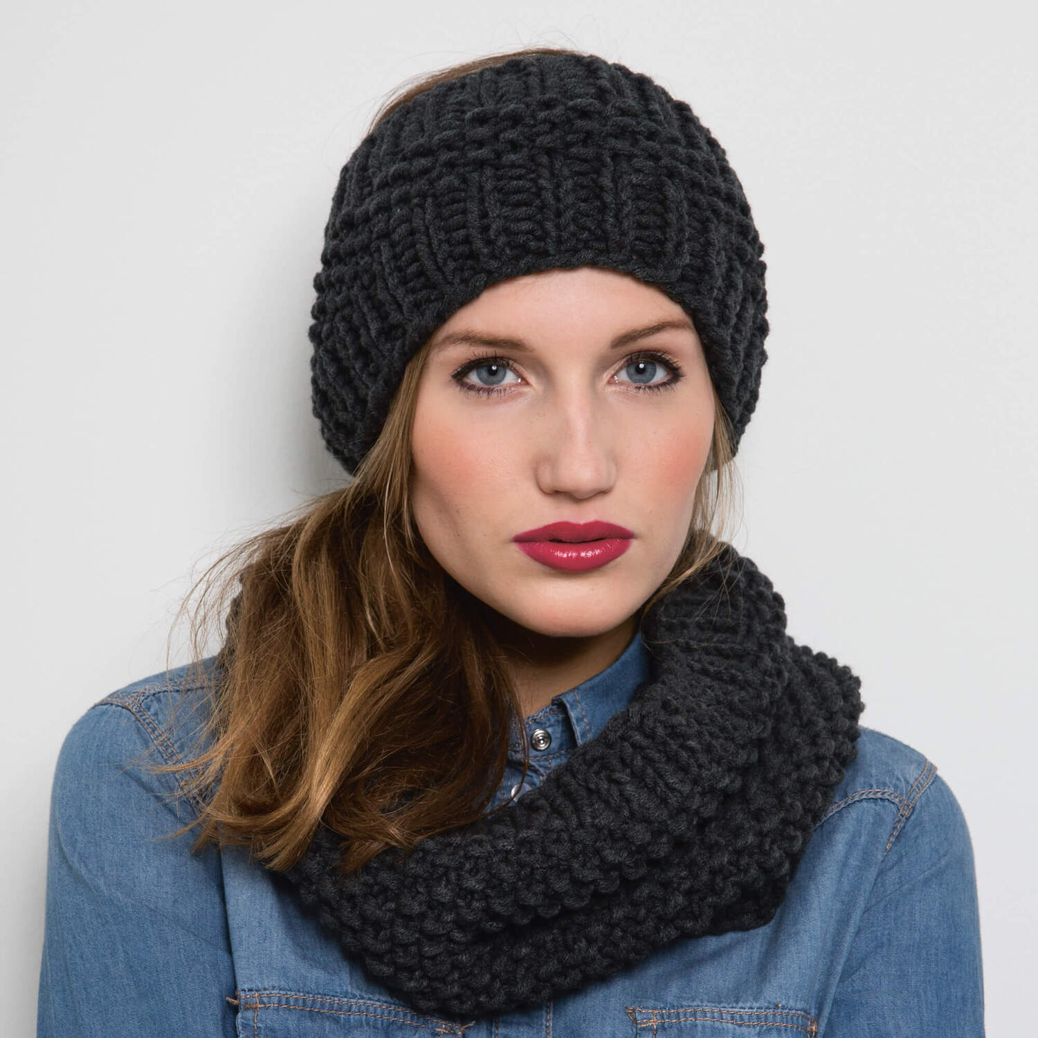 Strickanleitung Stirnband und Loop aus Polar: Frau trägt ein schwarzes, grob gestricktes Stirnband und einen passenden Loop.