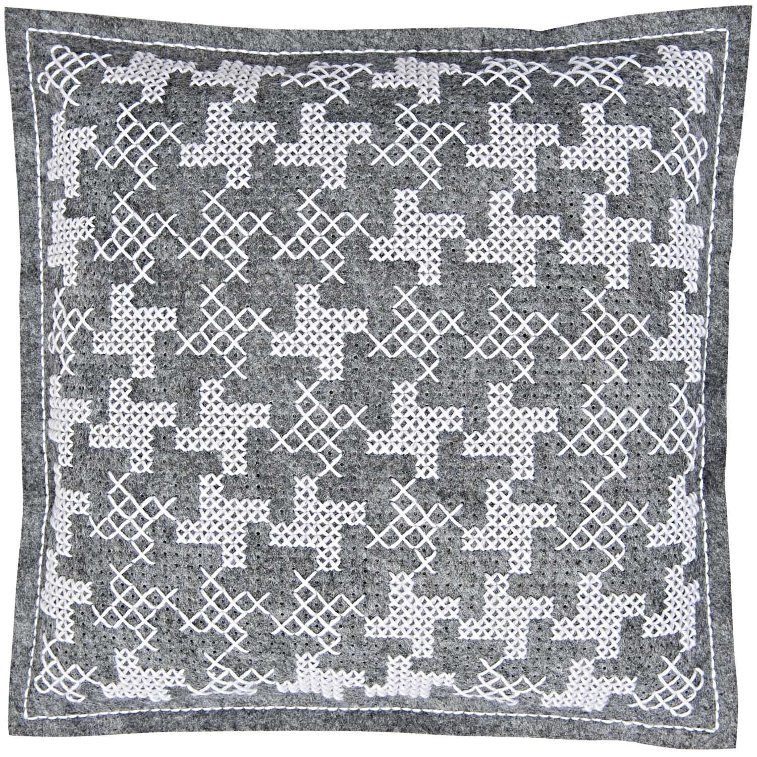 Filzkissen zum Besticken mit geometrischem Muster in Weiß auf grauem Hintergrund von Rico Design.
