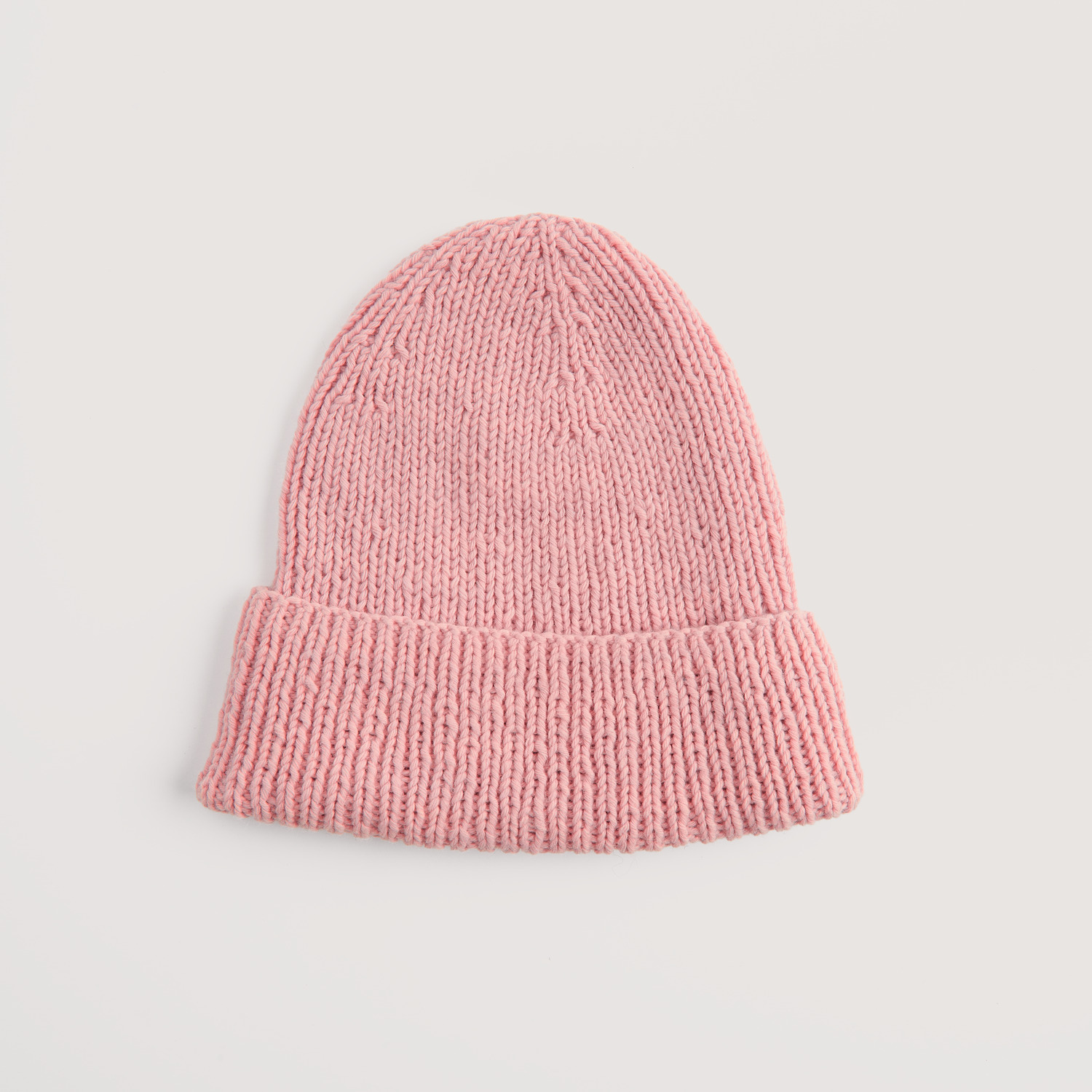 Vegan Cashmere Special: Altrosa Strickmütze aus weichem Material von Rico Design auf hellem Hintergrund.