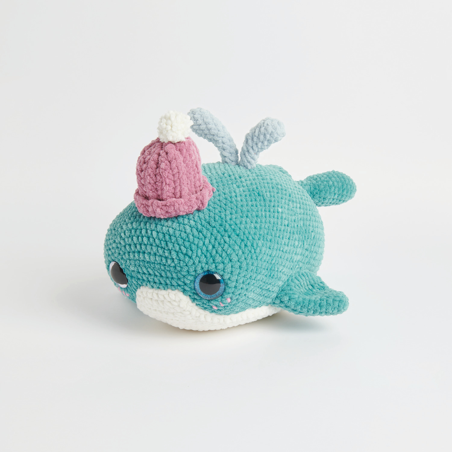 Häkelset Grandpa Whale Modell 06: Ein türkisfarbener Wal mit rosa Mütze aus Chenillove Big Cuties.
