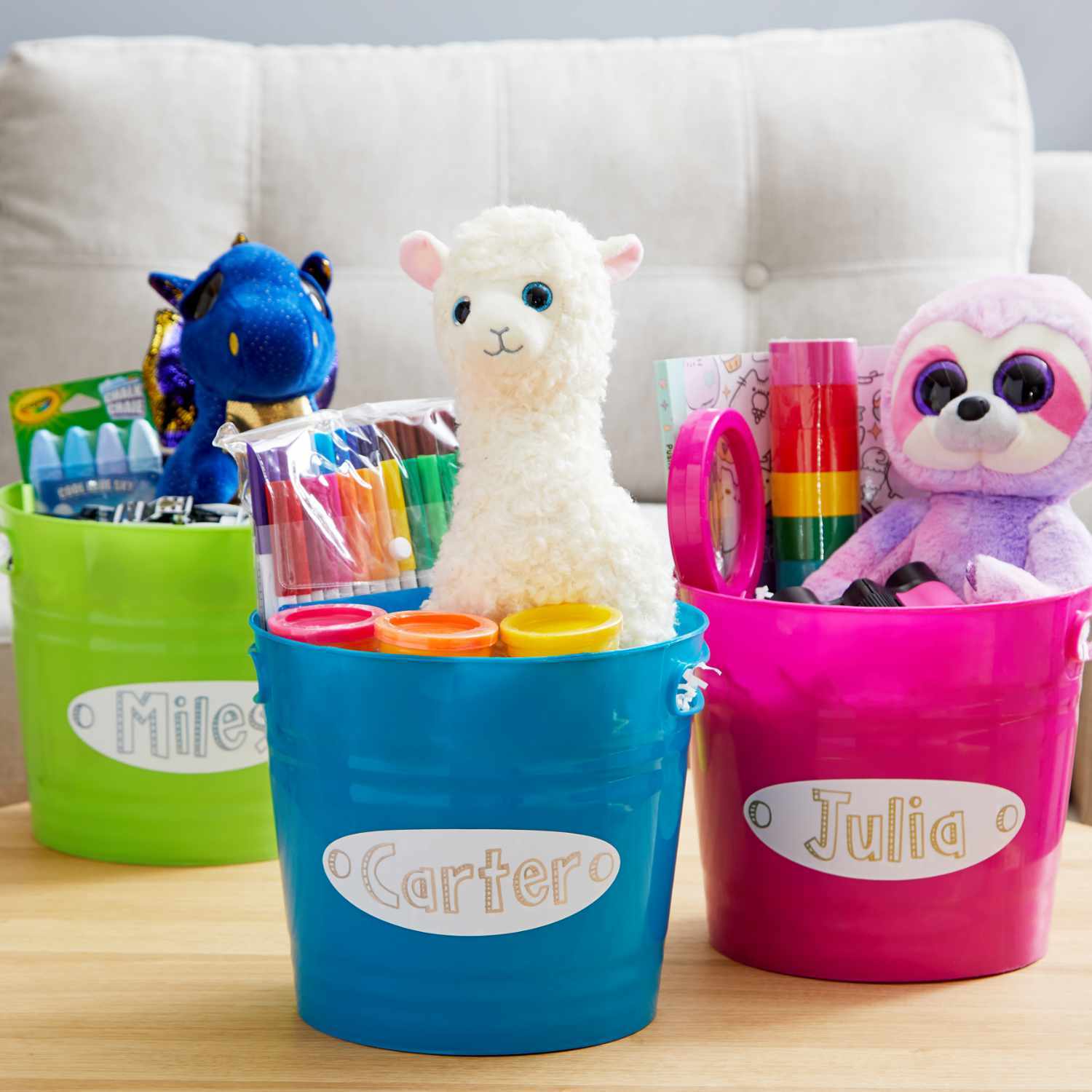 Joy Smart Label Vinyl beschriftbar 13,9x30,5cm 1 Rolle: Bunte Eimer mit Spielzeug und Bastelmaterialien auf einem Tisch.