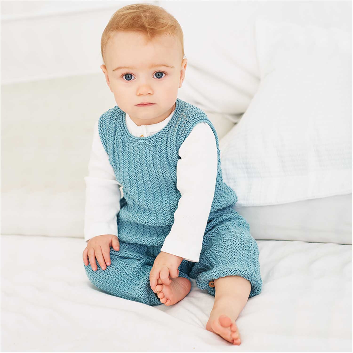 Rico Baby Cotton Soft dk: Ein Baby trägt einen gestrickten, ärmellosen Anzug in Efeu von Rico Design.