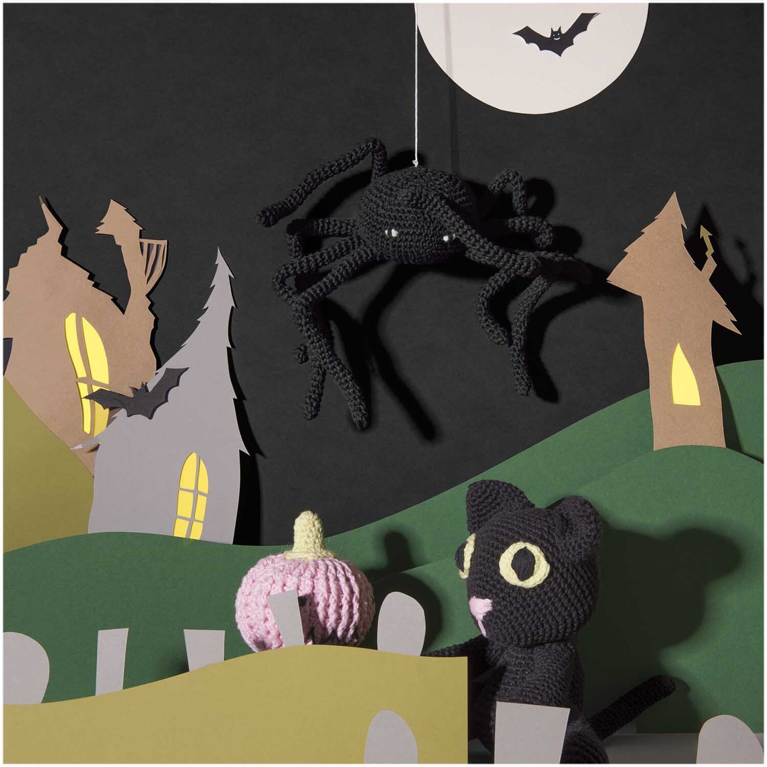Creative Ricorumi dk: Gehäkelte schwarze Spinne und Katze in einer Halloween-Szene mit Vollmond.