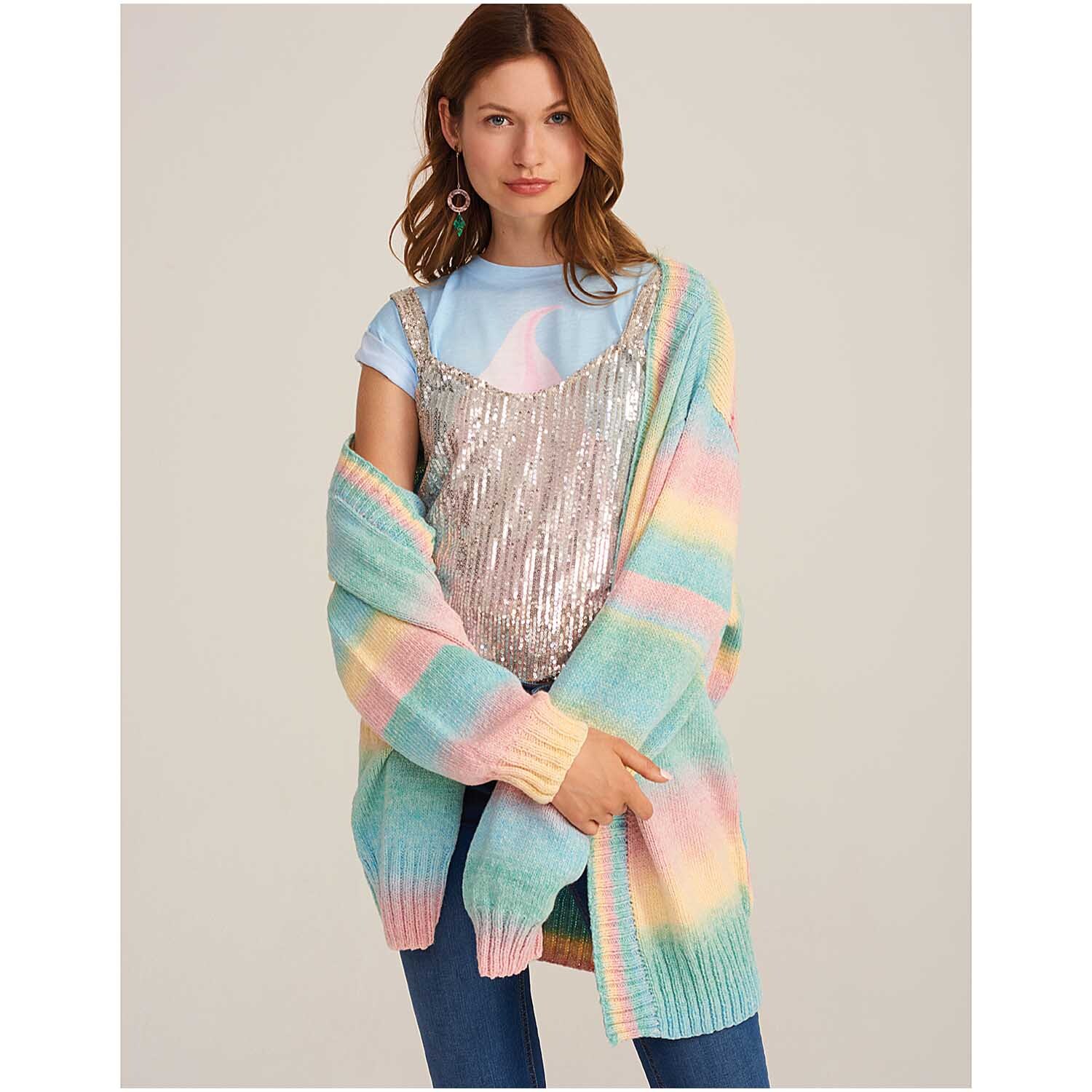 Fashion Cotton Light & Long dk: Frau trägt einen bunten Strickcardigan von Rico Design über einem glitzernden Top.