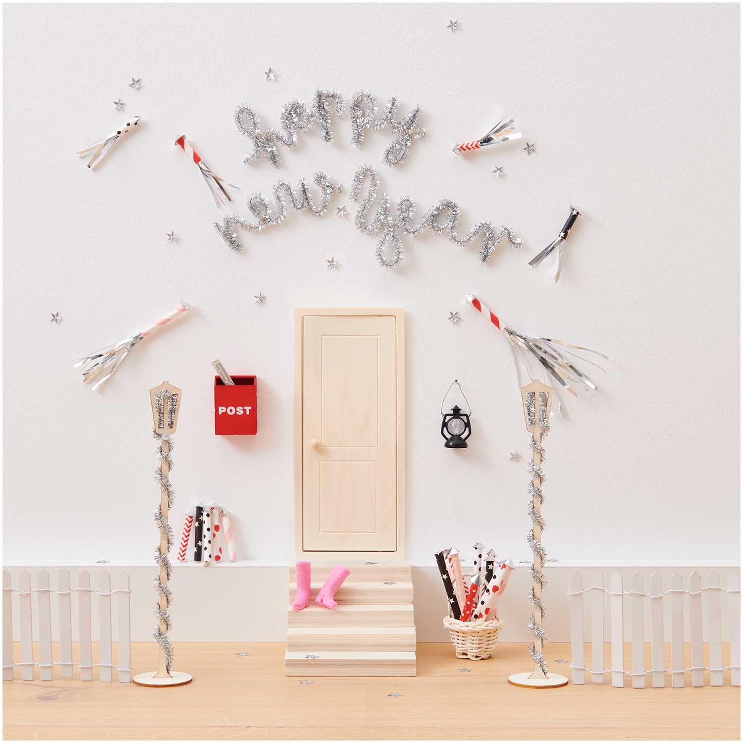 Chenilledraht 50cm 10 Stück: Dekoratives Neujahrsarrangement mit silbernem Glitter-Schriftzug und kreativen Accessoires.