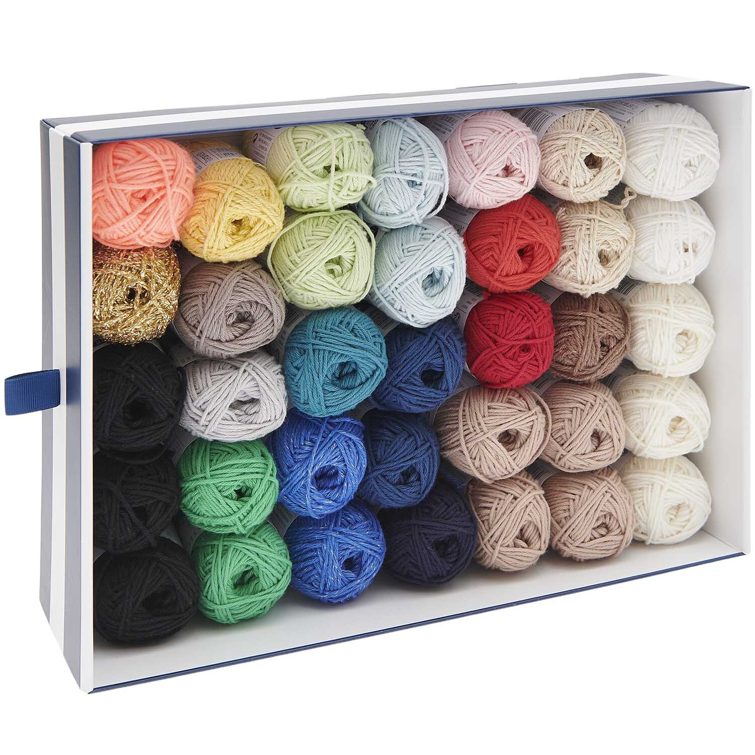 Creative Ricorumi dk Spring CAL Box 1 Maritime: Bunte Garnbox von Rico Design mit verschiedenen Farbtönen, ideal für kreative Projekte.