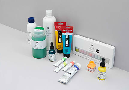 Acrylfarben in verschiedenen Größen und Verpackungen