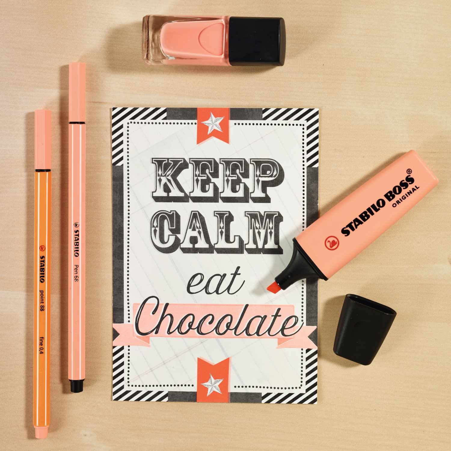 Textmarker Boss Original Pastell 4 Stück von STABILO neben einem Motiv mit der Aufschrift "Keep Calm eat Chocolate", umgeben von passenden Stiften und Nagellack.