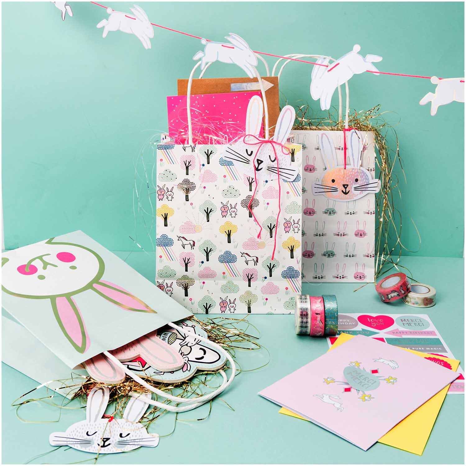 Paper Poetry Füllmaterial Flitter 20g: Bunte Geschenktüten und Karten mit Hasenmotiven, dekoriert mit Tape und Anhängern. Ideal für kreative Geschenkideen.
