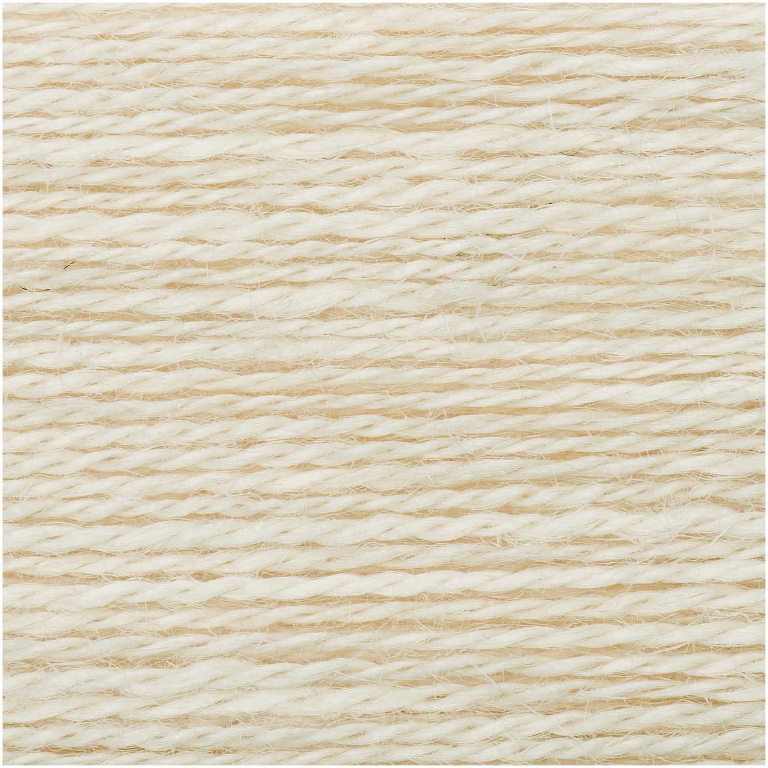 Creative Natur, 50g Wolle in Creme von Rico Design. Nahaufnahme der weichen, strukturierten Fasern.