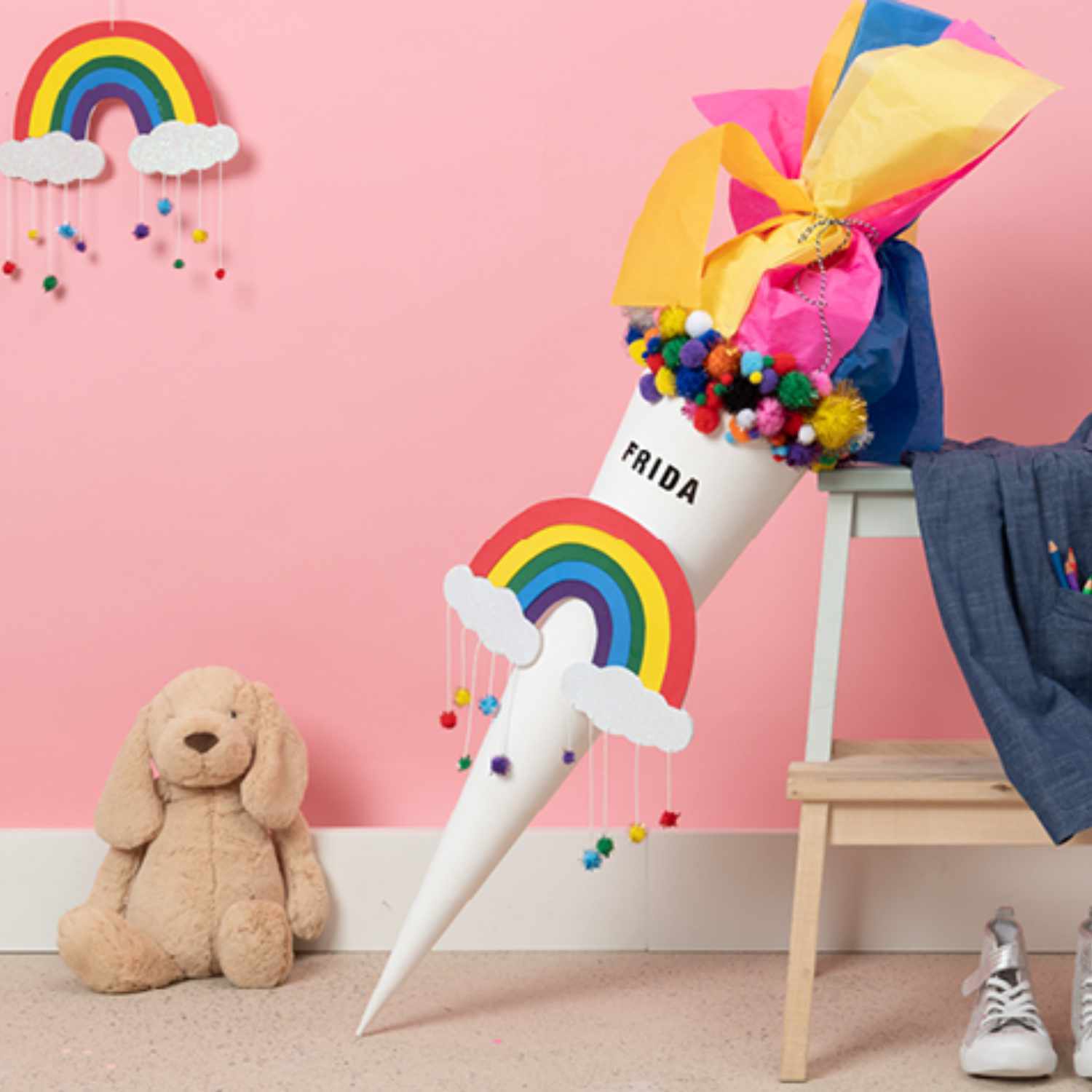Bastelanleitung Regenbogenschultüte: Bunte Schultüte mit Regenbogen und Pompons, ideal für den Schulanfang.