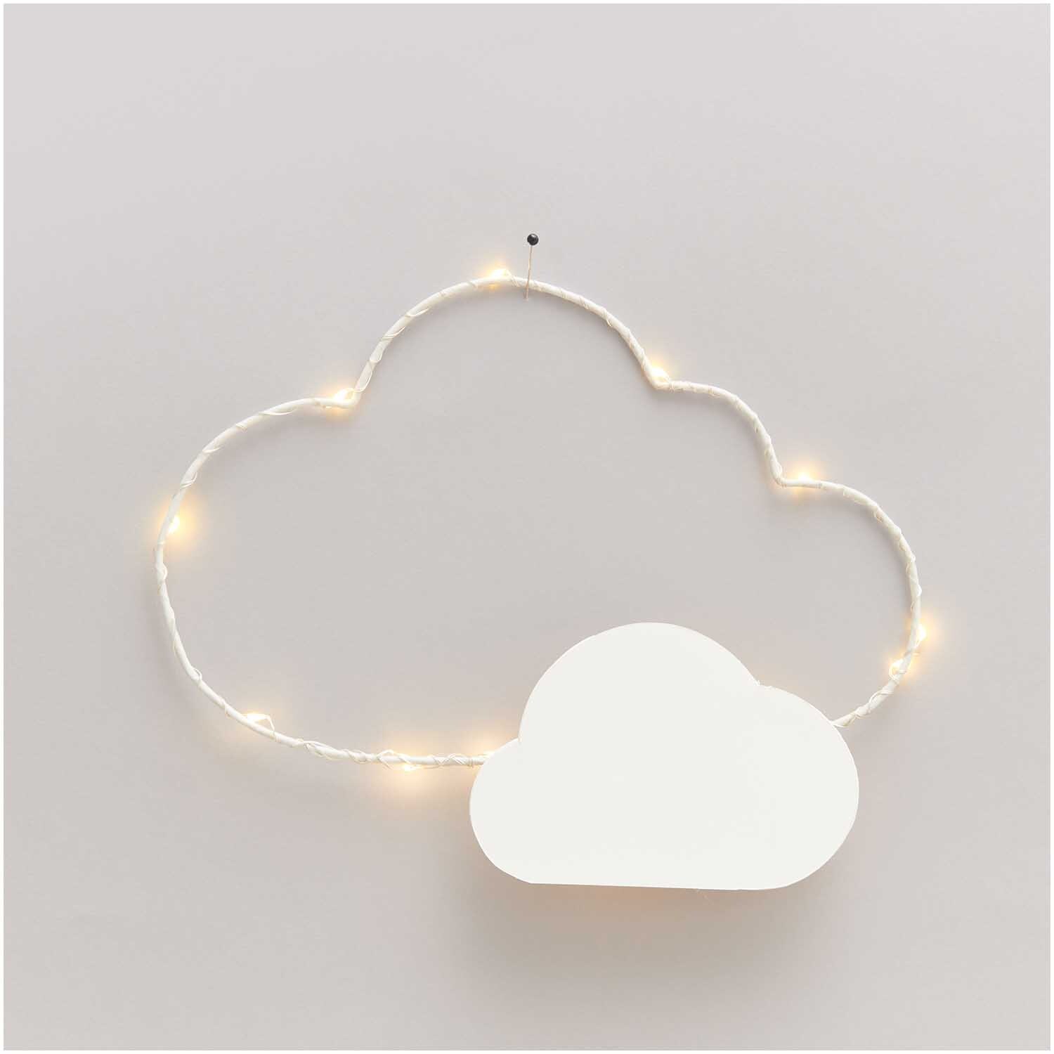 Papierdraht 1,8mm 1m 10 Stück von Rico Design formt eine leuchtende Wolke an der Wand.