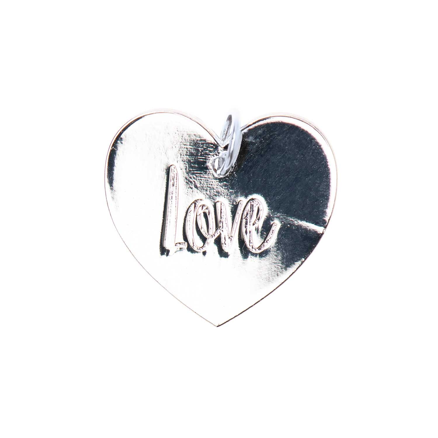 Mix it Up - Jewellery Anhänger Scheibe Love silber Ø17mm zeigt einen herzförmigen, silbernen Anhänger mit dem Wort "Love", von Rico Design.