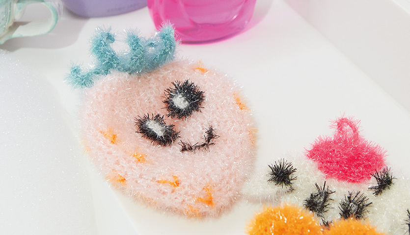 Häkelanleitung Erdbeere aus Creative Bubble: Niedliche, flauschige Erdbeerfigur mit Gesicht und Krone. Ideal für kreative DIY-Projekte.