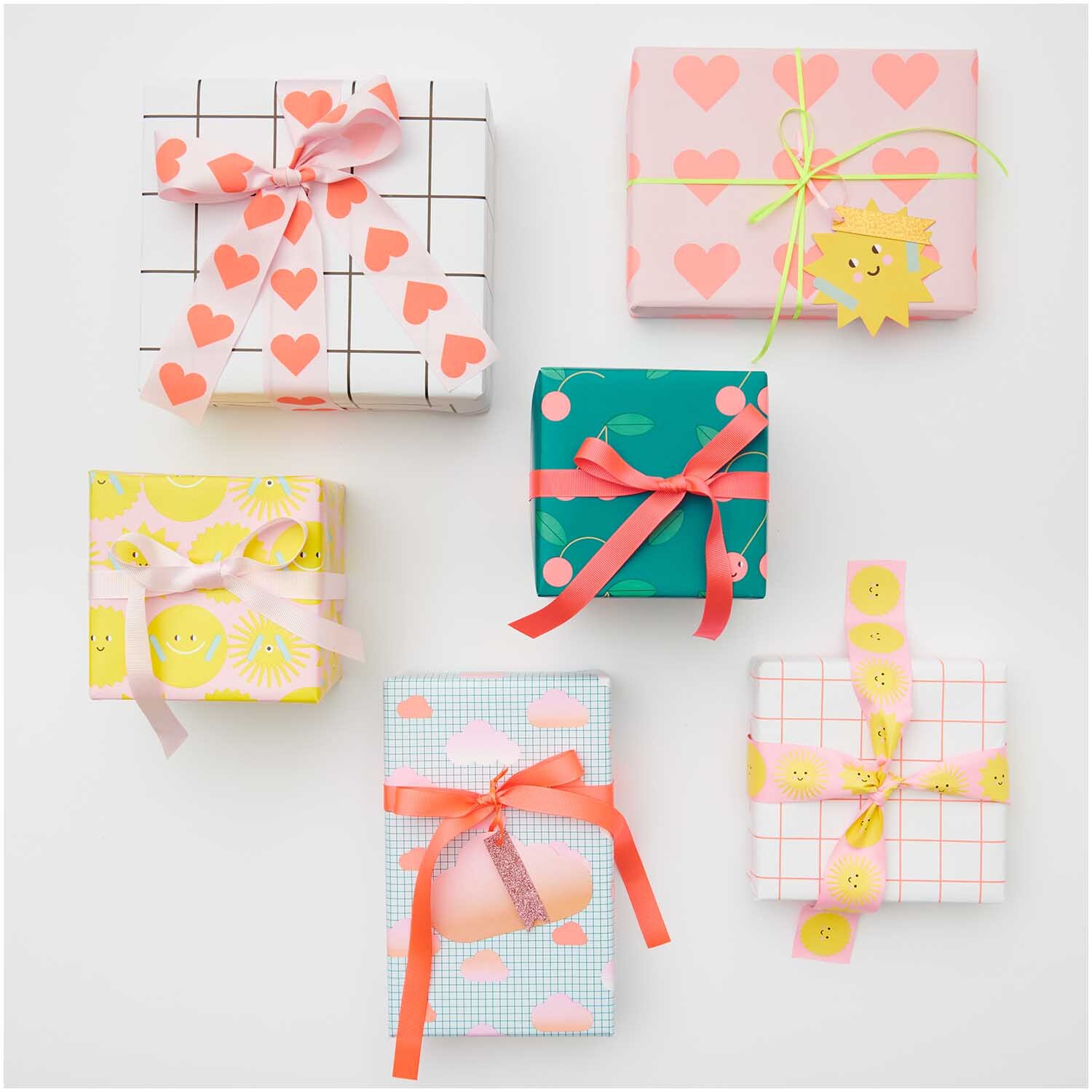 Paper Poetry Geschenkpapier mit fröhlichen Mustern und Schleifen, ideal zum Verpacken von Geschenken.