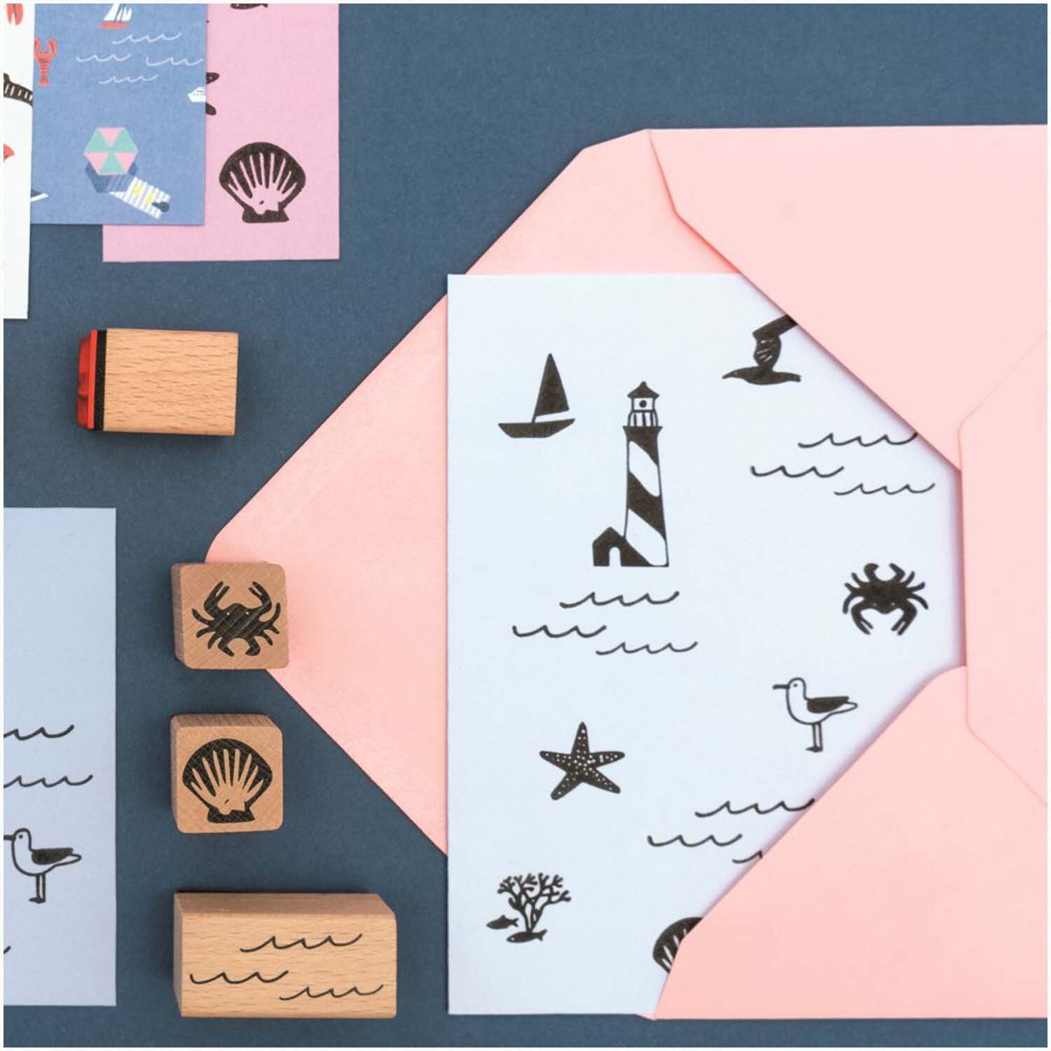 Paper Poetry Stempelset Maritim: Kreatives Set mit maritimen Motiven wie Leuchtturm und Krabbe, ideal für Bastelprojekte.