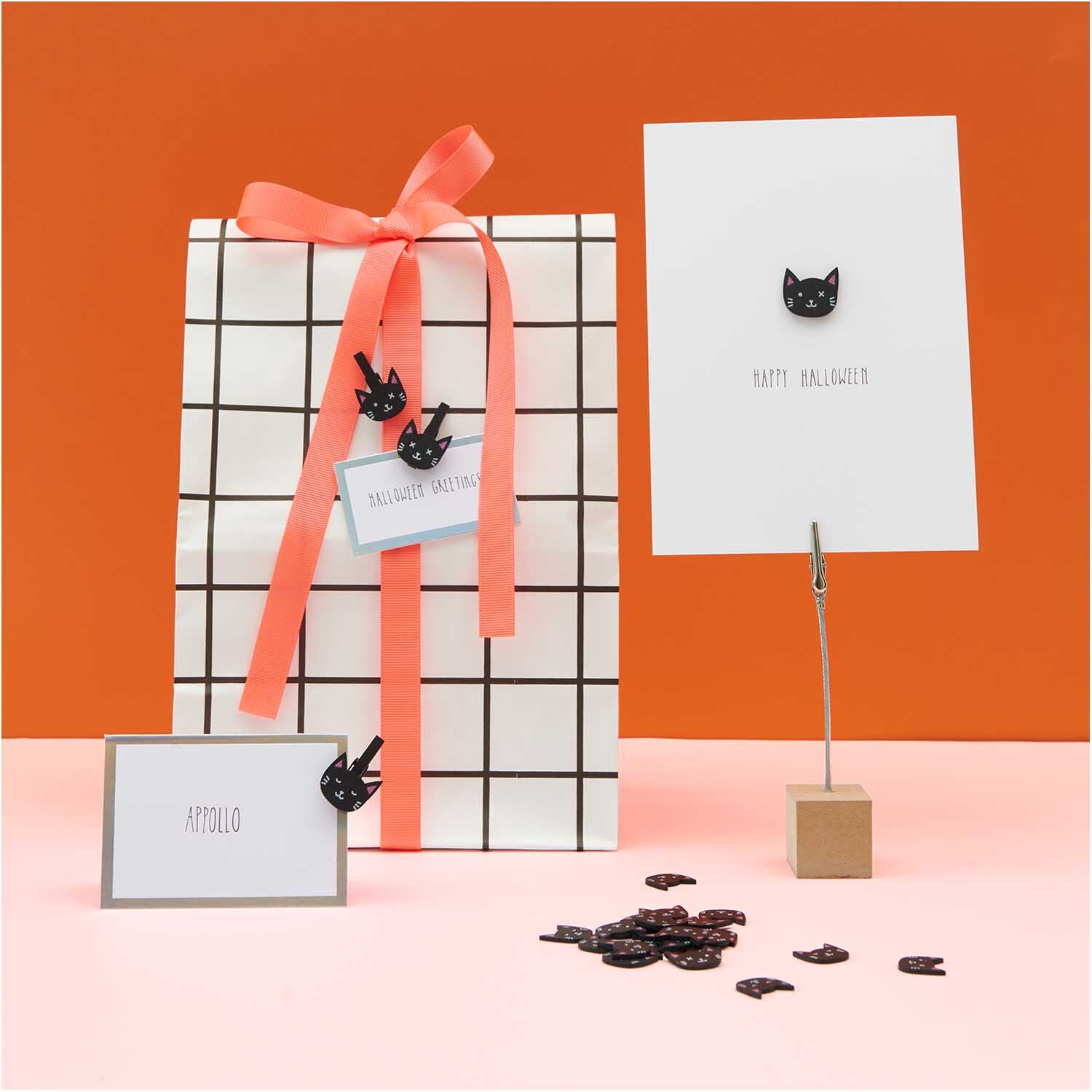 Holzclips Katzen schwarz 8 Stück von Rico Design dekorieren ein Geschenk mit Schleife und Karte.