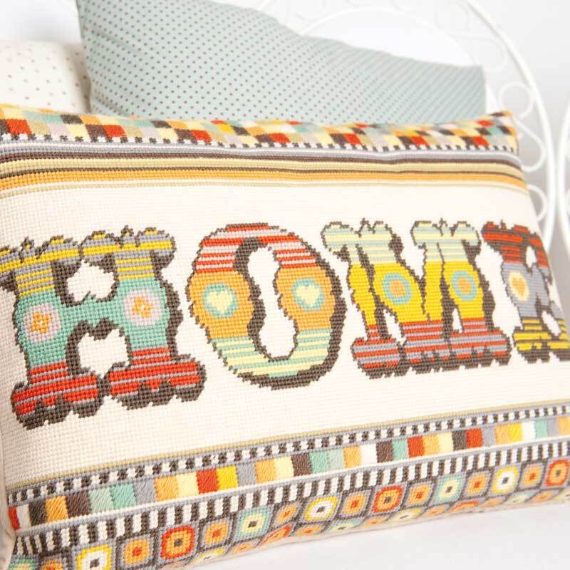 Kissen handbestickt Home 50x35cm von Rico Design, zeigt bunte Buchstaben auf einem dekorativen Muster.