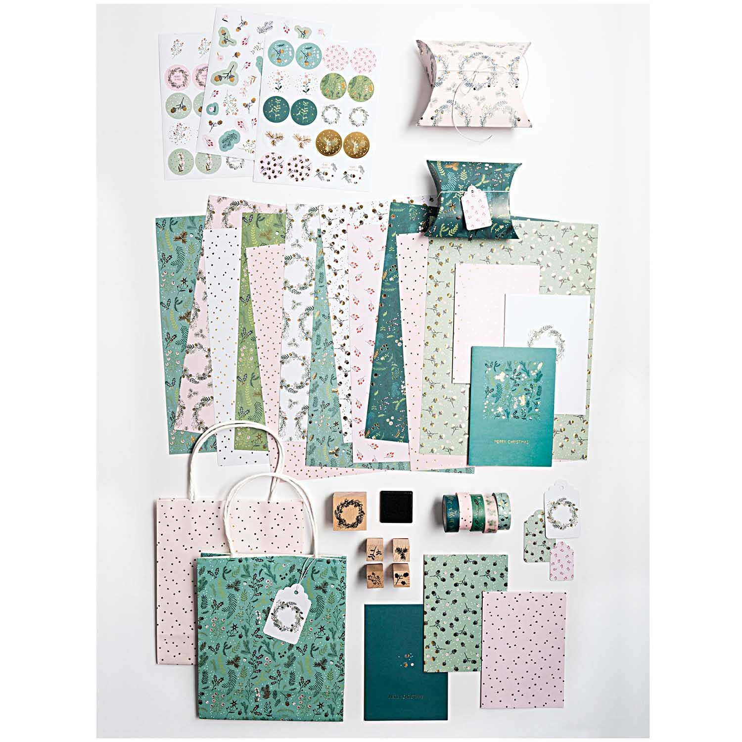 Paper Poetry Motivpapier Block Classical Christmas zeigt festliche Designs in Grün und Weiß. Ideal für kreative Weihnachtsprojekte.