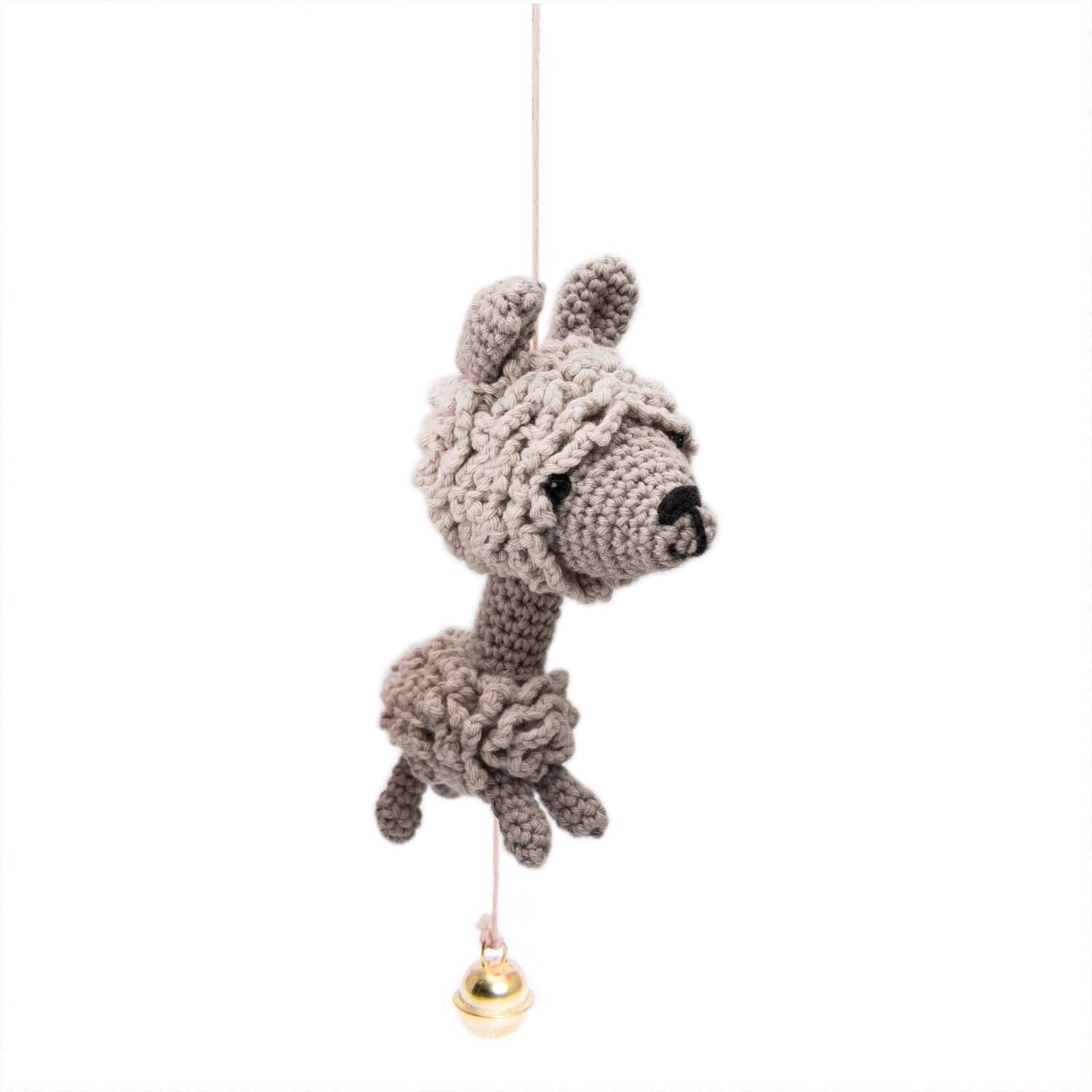 Ricorumi Baby Little Animals von Rico Design: Gehäkeltes Tier in Grau mit Glocke, hängend an einer Schnur.