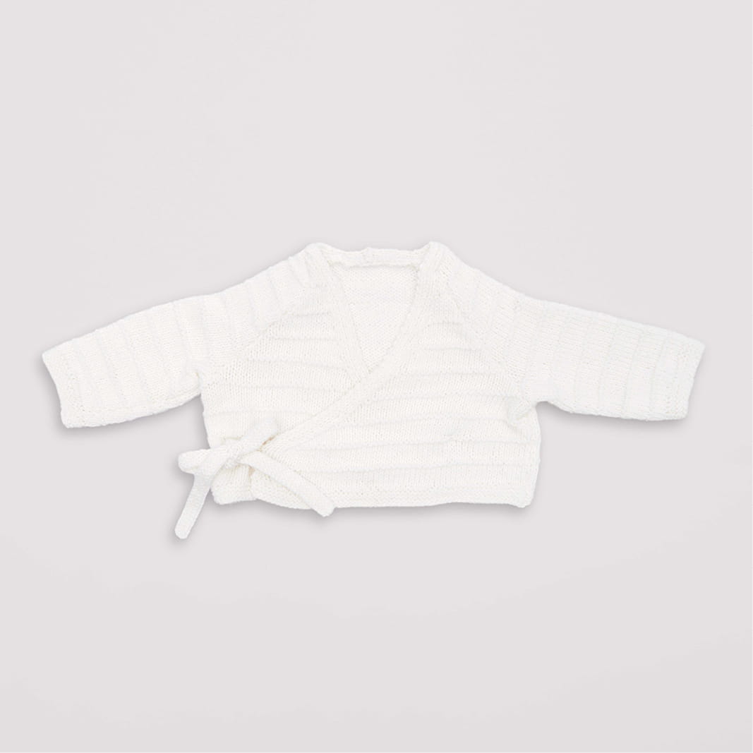 Gestrickte Baby Wickeljacke weiß: Modell 14 aus dem Heft Rico Baby 039