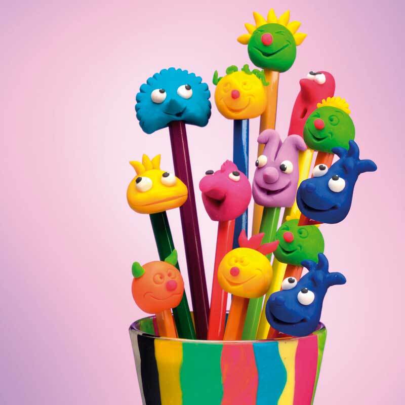 FIMO soft Modelliermasse in leuchtenden Farben formt lustige Figuren auf Stiften in einem bunten Becher. Ideal für kreative Bastelprojekte.
