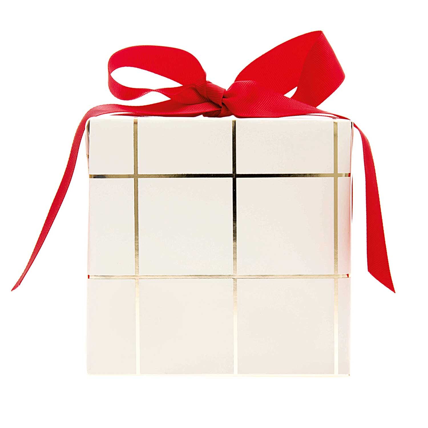 Paper Poetry Geschenkpapier mit Karo-Muster, beige, verpackt um ein Geschenk mit roter Schleife. Ideal für stilvolle Anlässe.