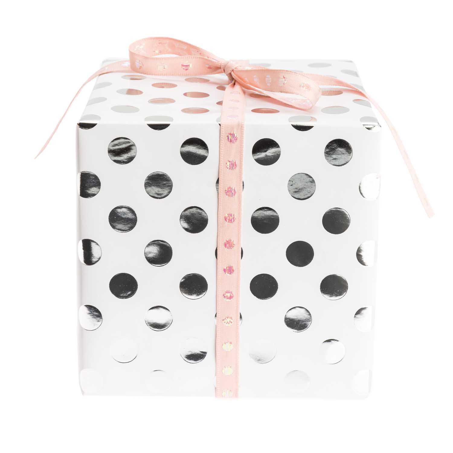 Paper Poetry Geschenkpapier mit silbernen Punkten, verpackt als Geschenk mit rosa Schleife. Ideal für stilvolle Anlässe.