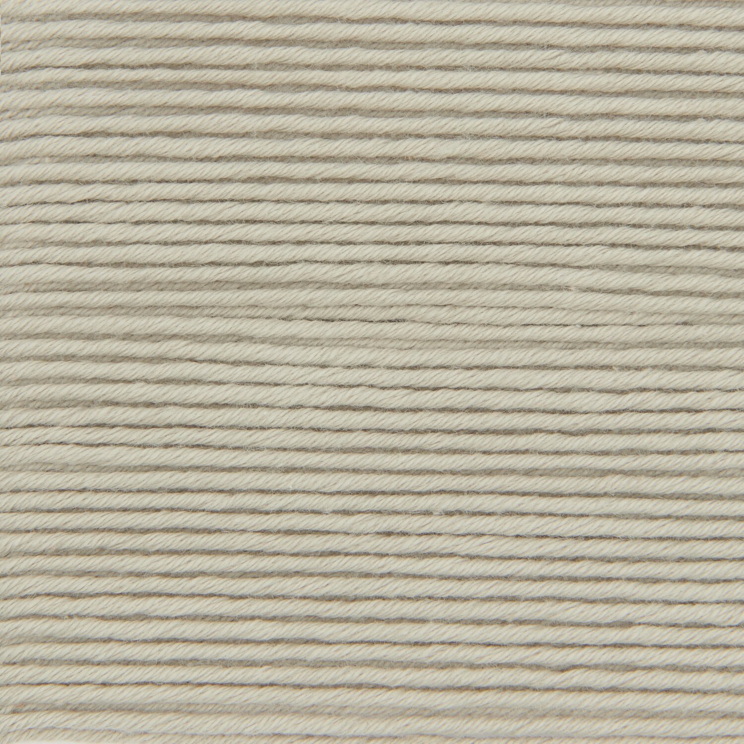 Essentials Organic Cotton aran von Rico Design in Greige, 50g 90m. Nahaufnahme von weicher, organischer Baumwolle. Ideal für Strickprojekte.