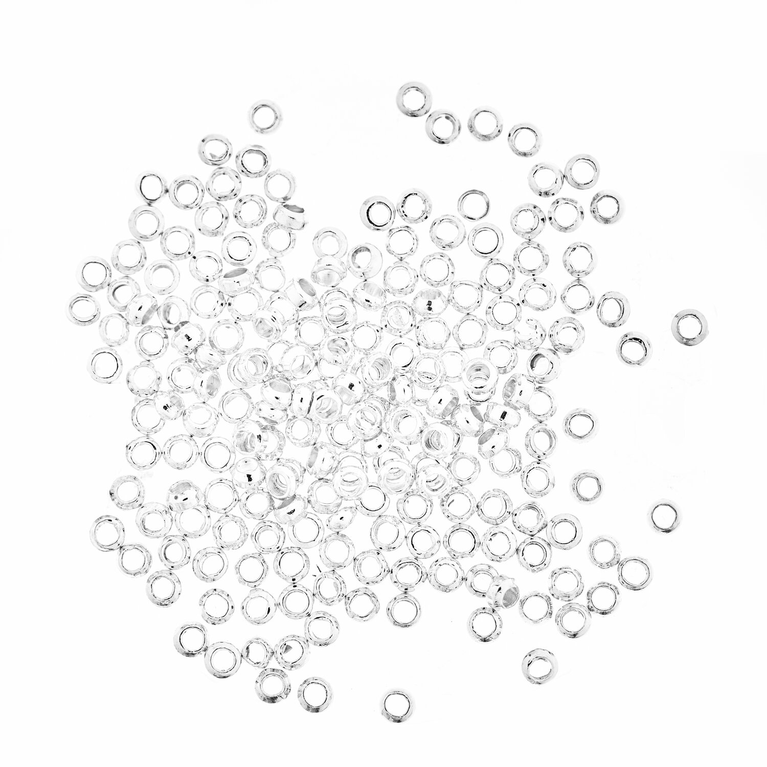 QuetschPerle silber 2mm 200 Stück von Rico Design. Silberne Perlen in großer Menge auf weißem Hintergrund.