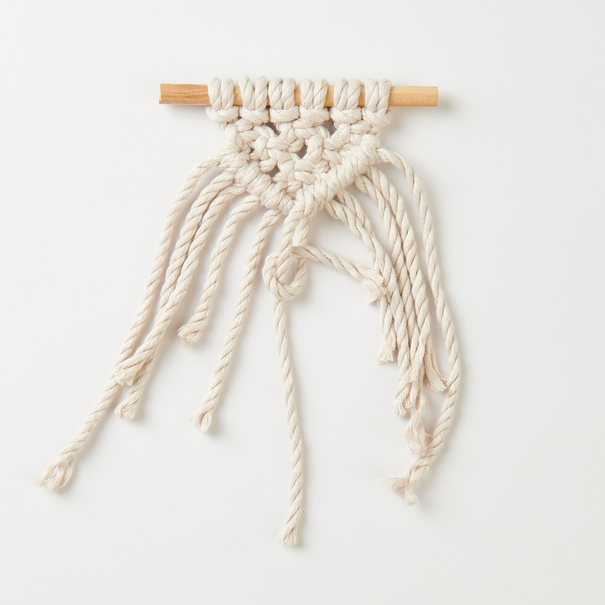 Makramee Set Wandbehang von Rico Design, cremefarben, mit Holzstab, dekorativer Knotenstil, 13x13cm.